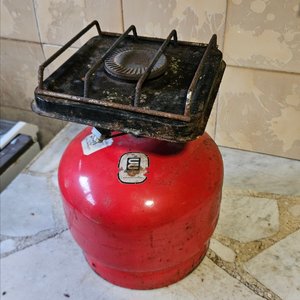 Lote siguiente: Cocinilla Portátil a Gas Roja con Carga Completa