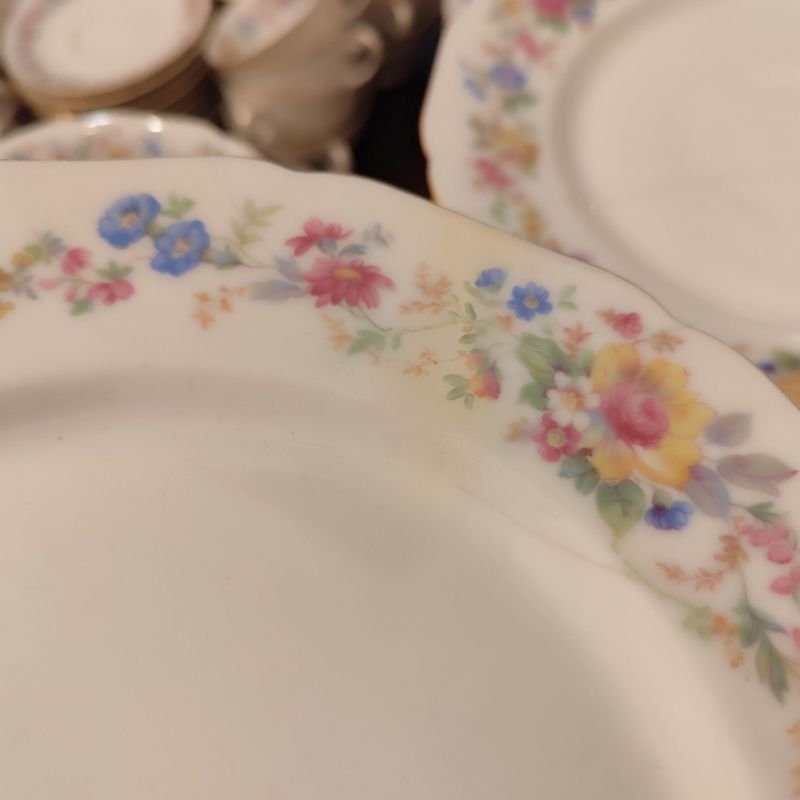 Monumental set hipercompleto de 114 piezas en inmaculado estado, de lo mejor de la porcelana alemana Hutschenreuther para 12 personas, pero viene con 24 platos de mesa de 24 cms, 12 hondos de 24 cms también, 12 de postre o entrada de 19 cms, sopera, tarrina, 2 ensaladeras, 7 fuentes (3 ovaladas, 2 redondas y 2 cuadradas, de diferentes tamaños), salsera, dulcera o mantequera, 2 copetineros, lechera, azucarero, tetera, 12 tazas y platillos de café y 12 tacitas de café con sus respectivos platitos. Lo único que parecería faltar es la cafetera. A simple vista todo está inmaculado, salvo 2 de los 24 platos grandes, donde uno está restaurado y el otro presenta una mínima fisura superficial, una mínima fisura en uno de los copetineros, y un mínimo chip en el borde del azucarero. El precio es por todo el lote. NO SE ENVÍA NI SE EMBALA. - imagen 5