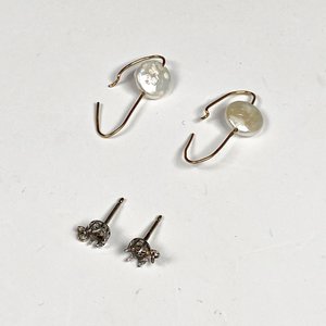 Dos Pares de Aretes: Oro y Nácar, y Otros Sin Piedras - imagen 2