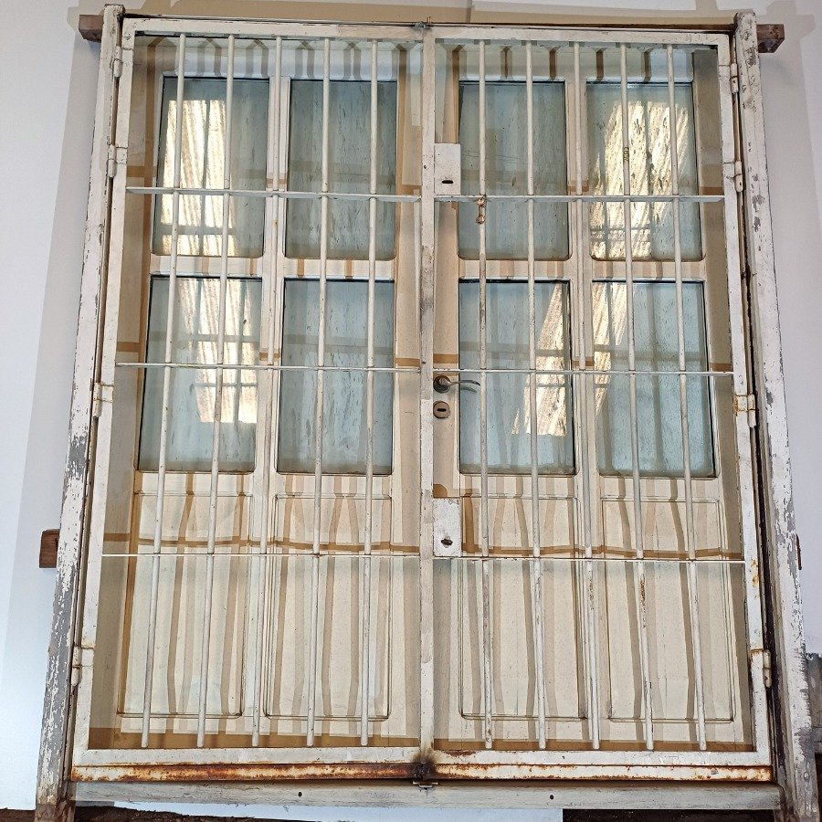Puerta de dos hojas con diseño de tablero y vidrio - imagen 4