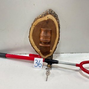Traba Volante Antirrobo Rojo y Llavero Artesanal de Madera - imagen 2