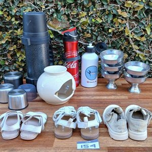 Lote Variado: Botellas Térmicas Coca-Cola y Dansit, Quemador de Esencias, Copas de Metal y Calzados Infantiles - imagen 1