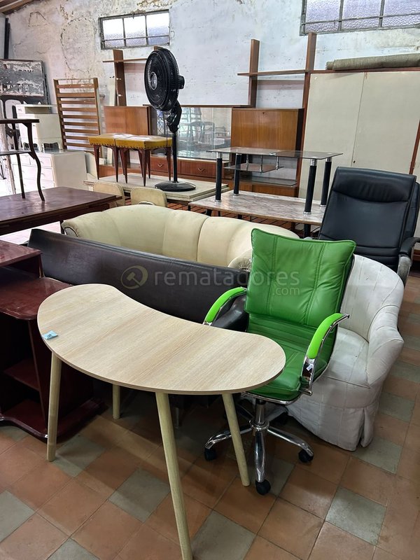 Muebles de Oficina y Hogar: Escritorio Curvo, Sillón Verde y Sofá