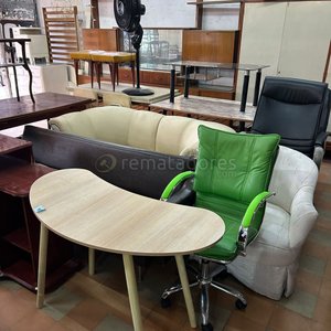 Lote anterior: Muebles de Oficina y Hogar: Escritorio Curvo, Sillón Verde y Sofá