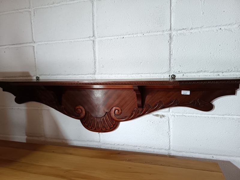Repisa Antigua de Madera Maciza con Detalles Tallados