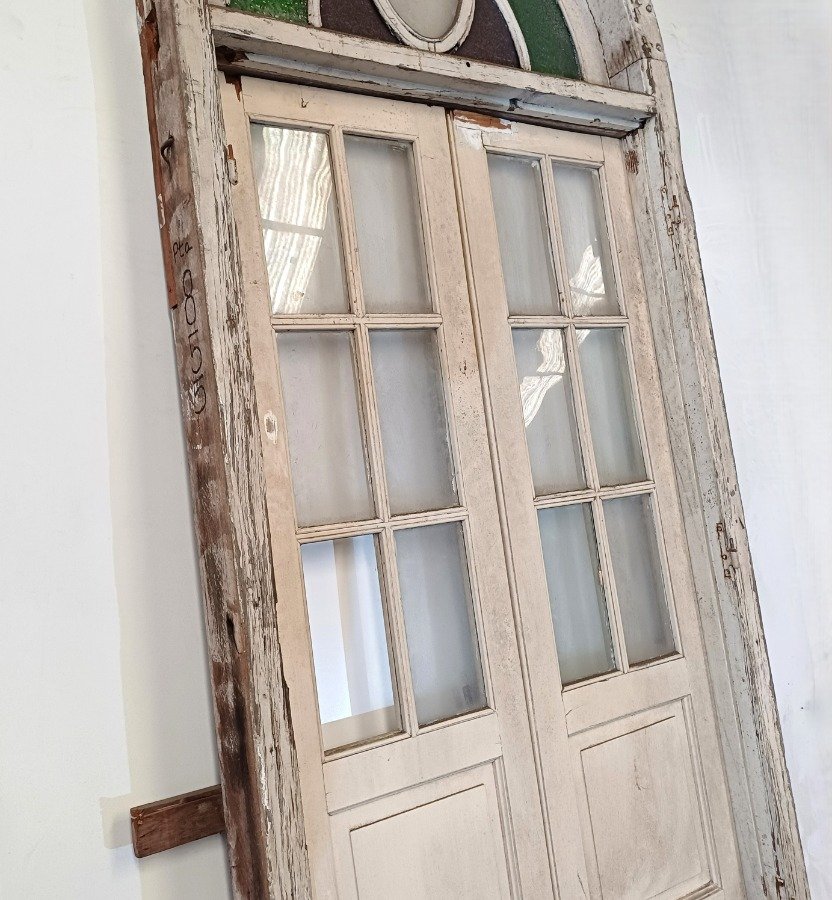 Puerta de madera con ventanas y marco - imagen 4