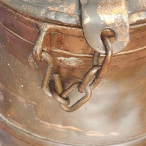 Tarro de Leche Antiguo de Bronce con Tapa y Cadena - imagen 4