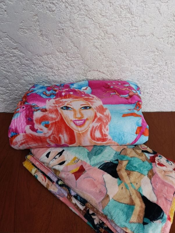 Lote siguiente: Frazadas con diseño Barbie y Princesas para decorar tu hogar