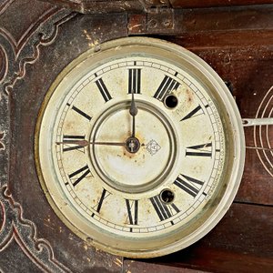 Reloj de Pared Antiguo con Péndulo y Llave, Caja de Madera Tallada - imagen 4
