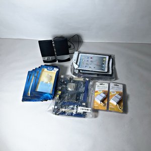 Lote de Accesorios Tecnológicos: Parlantes, Cargadores, Estuches y Plaqueta Madre - imagen 1