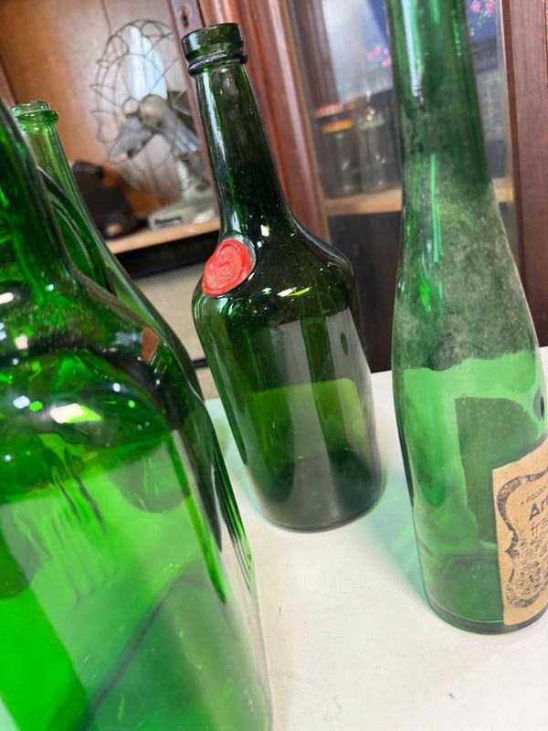 Colección de botellas y vasos de vidrio verde - imagen 11