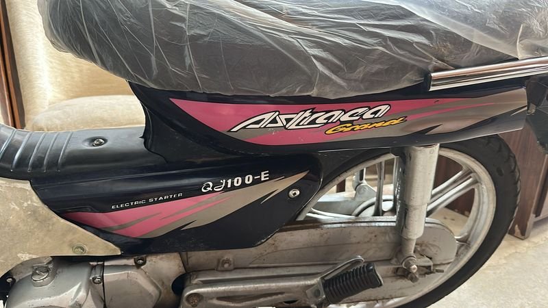 Moto de tres cambios, pollerita y llantas de aleación - imagen 4