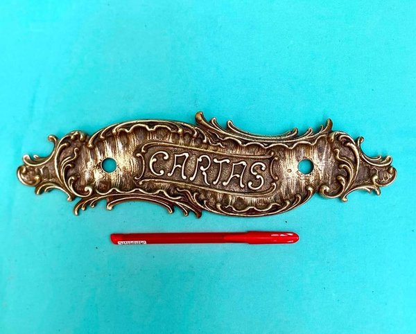 Antigua placa de manoton de puerta en bronce de muy buena calidad de fundición francesa. Tiene buzonera. Largo 30 cm x 8 cm.