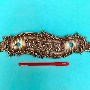 Lote anterior: Antigua placa de manoton de puerta en bronce de muy buena calidad de fundición francesa. Tiene buzonera. Largo 30 cm x 8 cm.