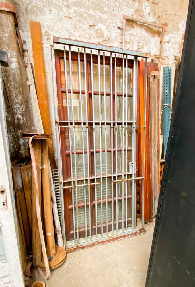 Lote siguiente: Puertas y rejas de metal con marco desarmado