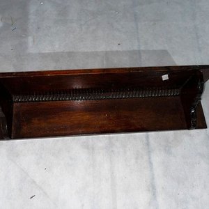 Lote anterior: Repisa de Madera Oscura con Detalles Tallados
