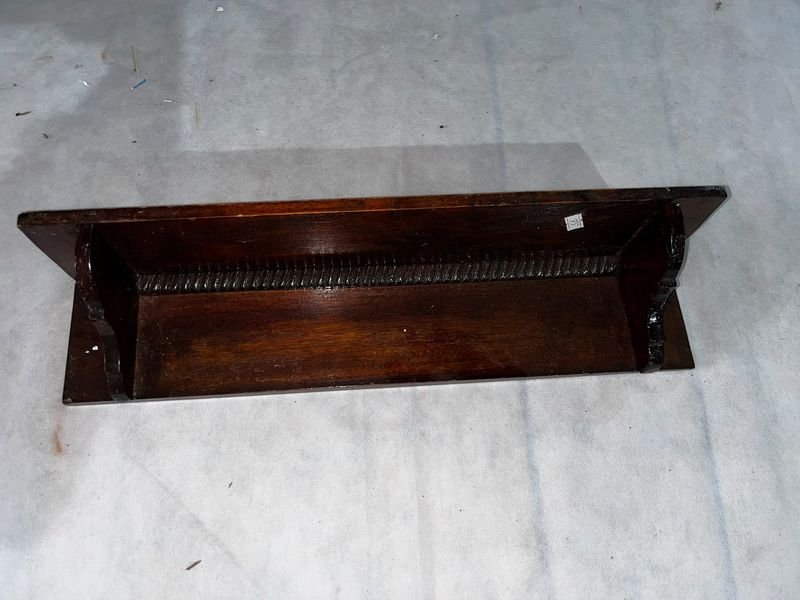 Repisa de Madera Oscura con Detalles Tallados