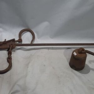Balanza de Pilon Antigua de Hierro con Pesas - imagen 1