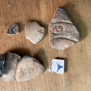 Fragmentos de Cerámica Antigua y Piedras de Colección - imagen 2