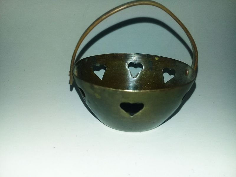 Lote siguiente: Canastita de bronce decorativa