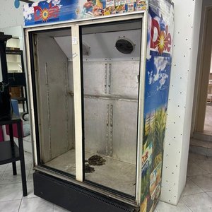 Lote siguiente: Heladera Vitrina Vertical 2 Puertas 1.20m x 0.55m x 1.80m (Sin Puertas)