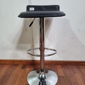 Banqueta de Bar Moderna Negra con Pie Cromado y Regulador de Altura - imagen 2
