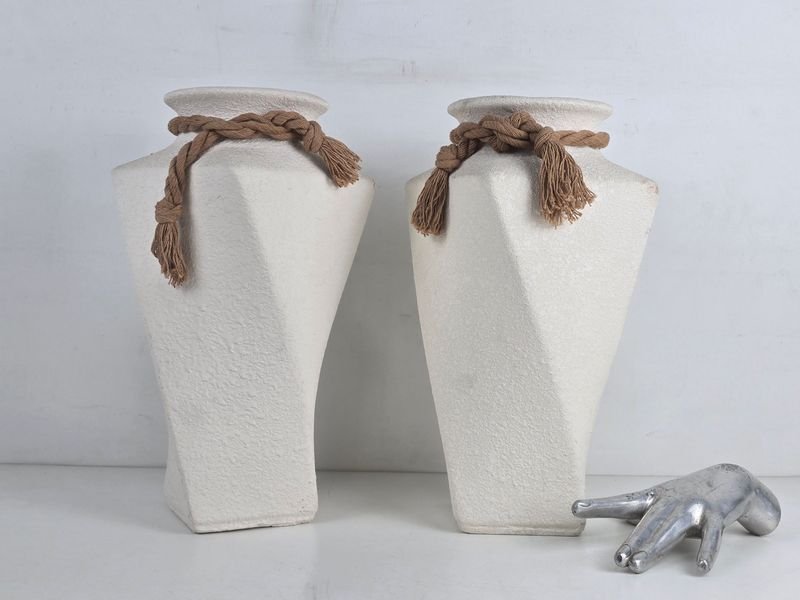 Par de Jarrones Decorativos Altos Blancos con Detalle de Soga