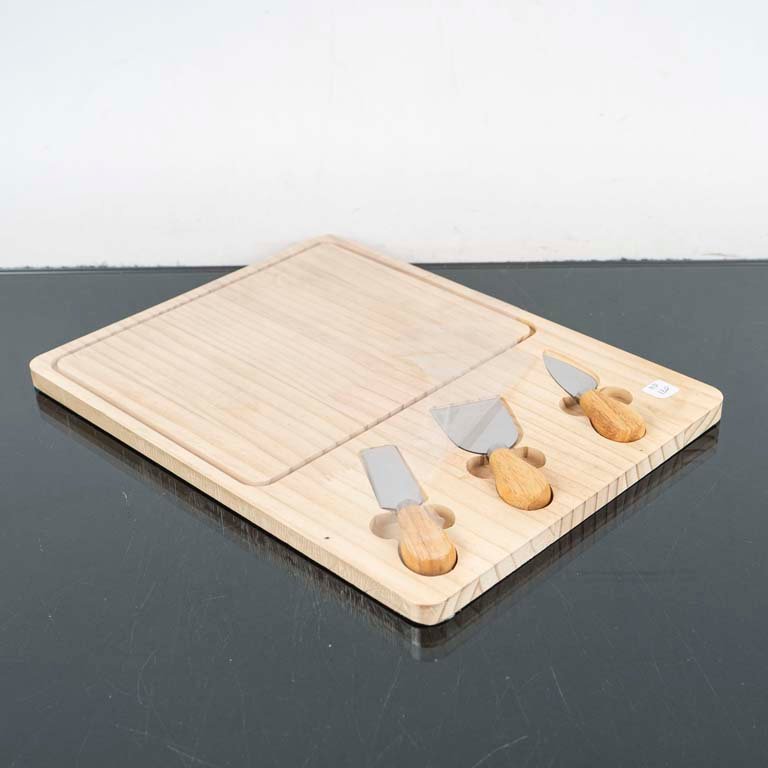 Lote siguiente: Tabla de queso de madera con cortadores, nueva