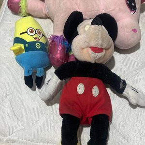 Lote siguiente: Peluche Mickey Mouse, Minion y Unicornio Rosa
