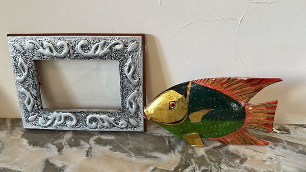 Adorno en forma de pez y porta retrato de madera con repujado en metal - imagen 1