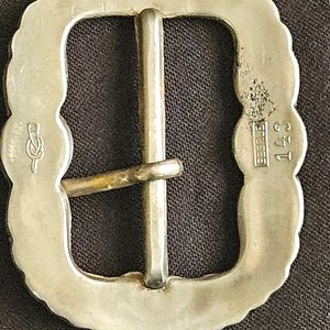 Hebilla de Metal Blanco Estilo Corneta con Grabados Florales y Marca Eberle - imagen 2