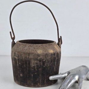 Olla de Hierro Fundido Antigua con Asa - imagen 1