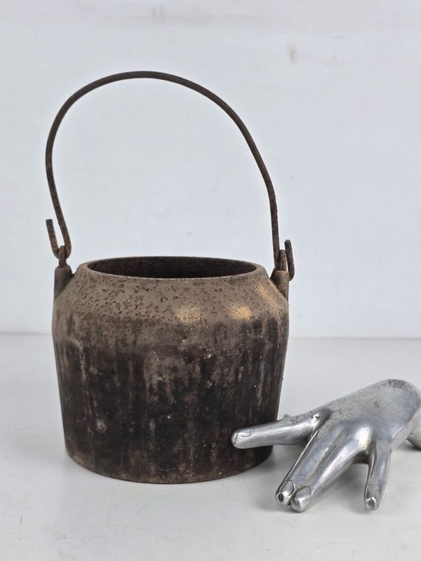 Olla de Hierro Fundido Antigua con Asa