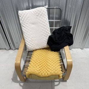 Sillón Estructura Madera y Metal con Cojines Negros - imagen 3