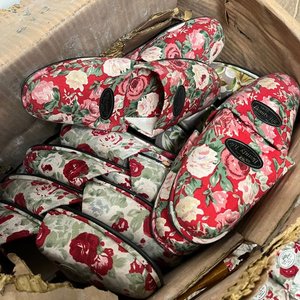 Lote de Más de 60 Pares de Pantuflas y Mocasines Variados - imagen 6