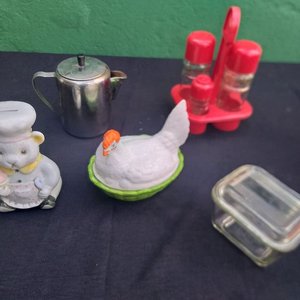 Lote de Adornos: Figura de Gallina y Set de Condimenteros - imagen 2