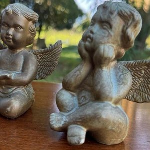 Lote anterior: dos querubines en ceramica con un acabado dorado envejesido