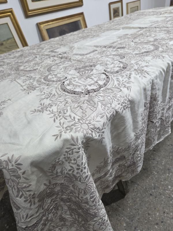 Mantel Mayorca Bordado con 12 Servilletas - imagen 5