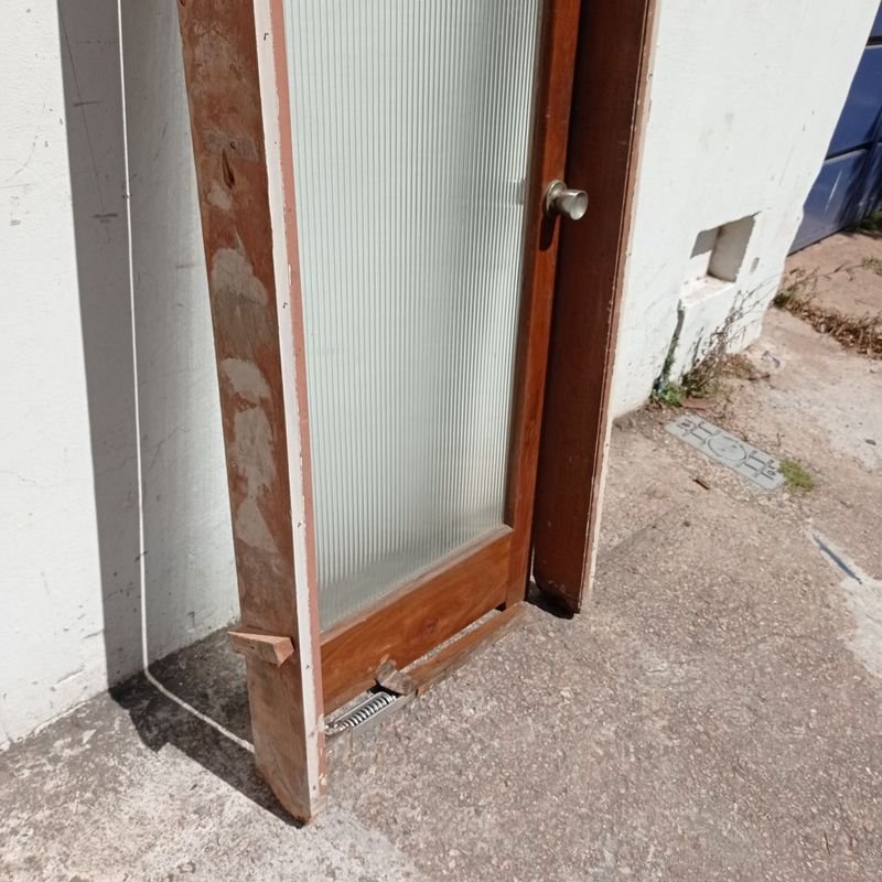 Puerta antigua de madera con ventanas y marcos - imagen 5