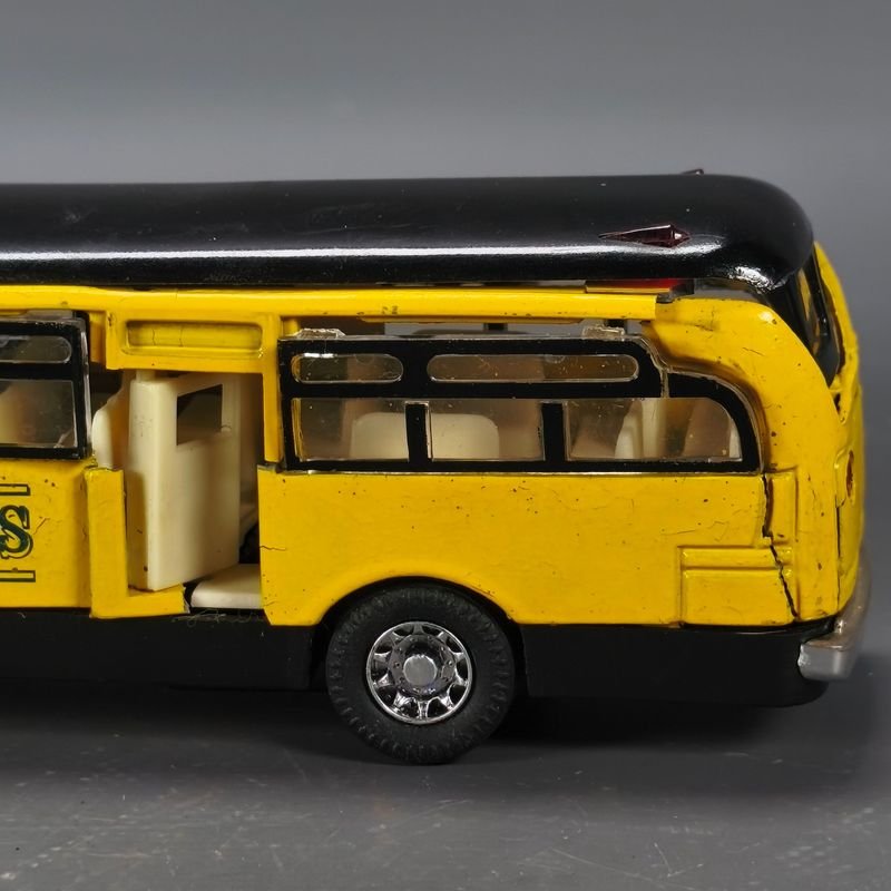 Modelo de Omnibus Leyland Route Master en escala 1/72 - imagen 3