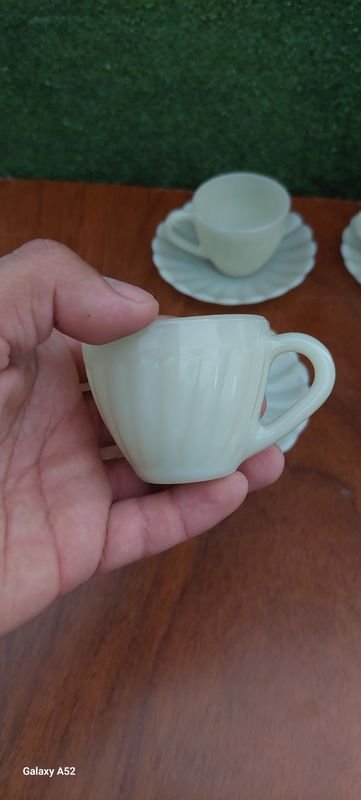 Tazas y platillo de porcelana blanca - imagen 13