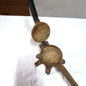 Antigua Prensa de Carne de Hierro Fundido - imagen 4