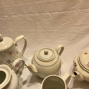Lote Mixto Vajilla Vintage: Teteras, Cafeteras, Lechera y Azucarero de Porcelana y Loza Blanca - imagen 4