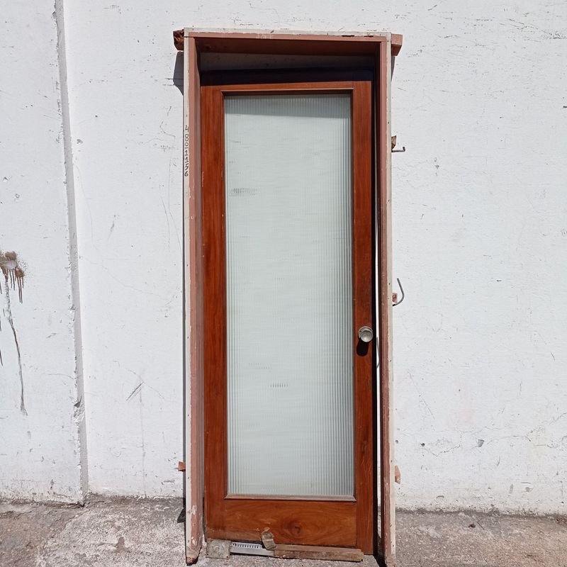 Lote siguiente: Puerta antigua de madera con ventanas y marcos