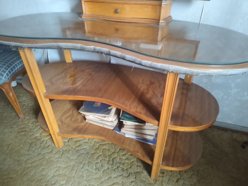 Mesa Coqueta Ovalada con Vidrio y Estantes