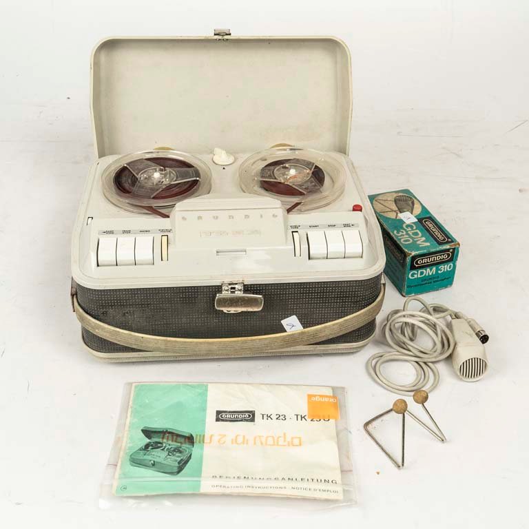Grabador de cinta Grundig TK 23 con accesorios