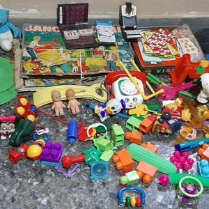 Lote de Juguetes y Juegos de Mesa Variados - imagen 1