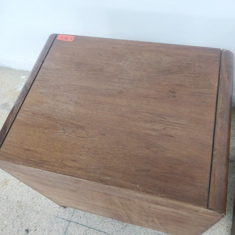 Mesas de luz de madera con tres cajones y detalles - imagen 9