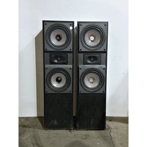 Lote siguiente: Dos Parlantes "765" Color Negro