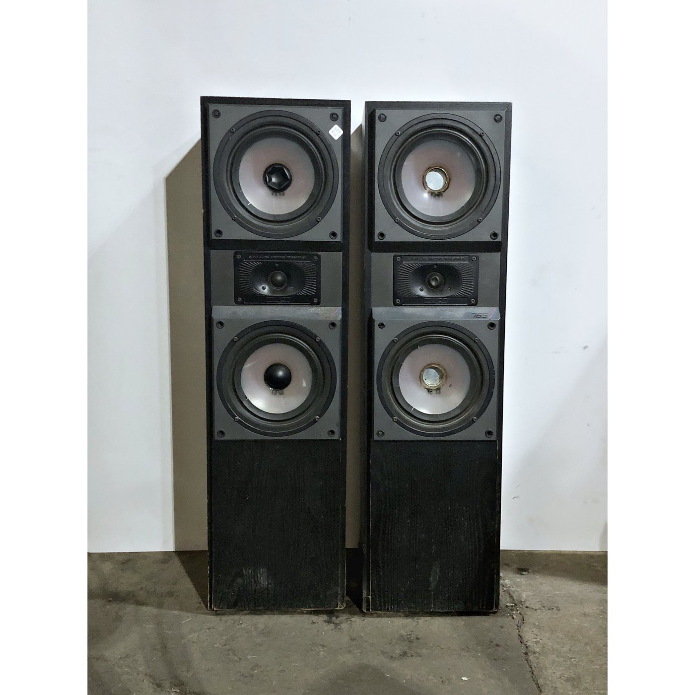 Dos Parlantes "765" Color Negro